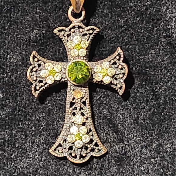 Beautiful Vintage Cross Necklace ✝️ 14" - Picture 2 of 4